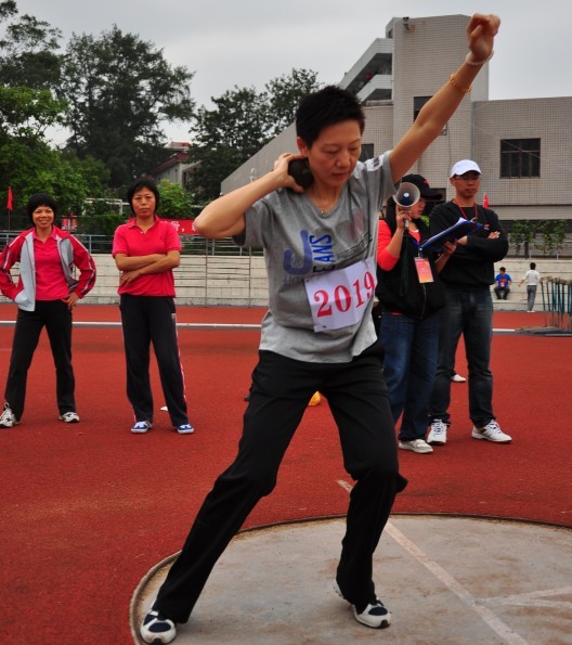 庄黎宁老师在教工女子铅球项目比赛中