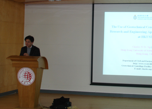 (吴宏伟教授作“香港科技大学土工离心机在科研与工程中的应用”学术报告)